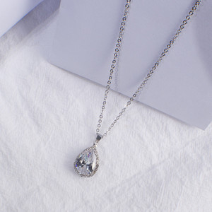 Női fülbevaló arany és ezüst színben, dekoratív színes kövekkel