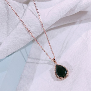 Női fülbevaló arany és ezüst színben, dekoratív színes kövekkel