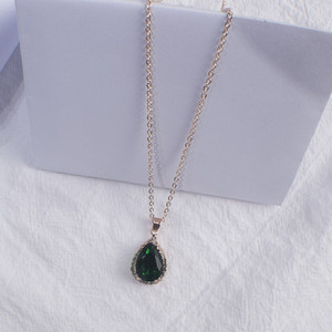 Női fülbevaló arany és ezüst színben, dekoratív színes kövekkel