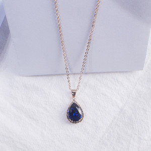 Női fülbevaló arany és ezüst színben, dekoratív színes kövekkel