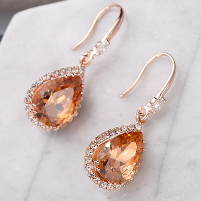 Női fülbevaló arany és ezüst színben, dekoratív színes kövekkel