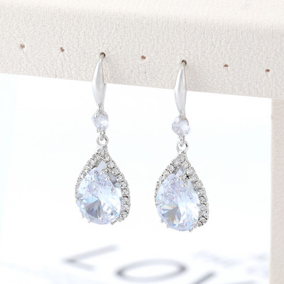 Női fülbevaló arany és ezüst színben, dekoratív színes kövekkel