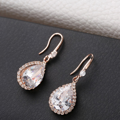 Női fülbevaló arany és ezüst színben, dekoratív színes kövekkel