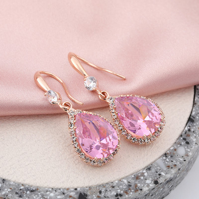 Női fülbevaló arany és ezüst színben, dekoratív színes kövekkel