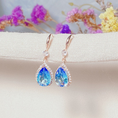 Női fülbevaló arany és ezüst színben, dekoratív színes kövekkel