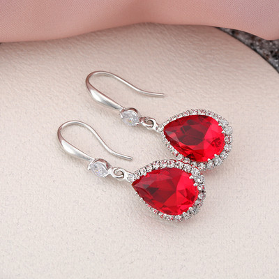 Női fülbevaló arany és ezüst színben, dekoratív színes kövekkel