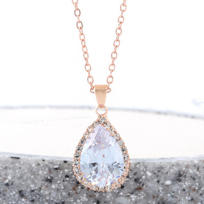 Női fülbevaló arany és ezüst színben, dekoratív színes kövekkel