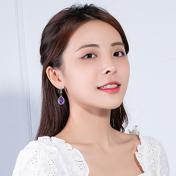 Női fülbevaló arany és ezüst színben, dekoratív színes kövekkel