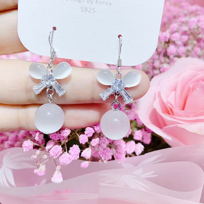 Női fülbevaló dekoratív matt gyöngyökkel és kövekkel