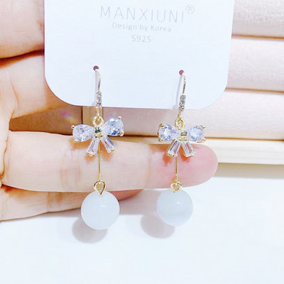 Női fülbevaló dekoratív matt gyöngyökkel és kövekkel