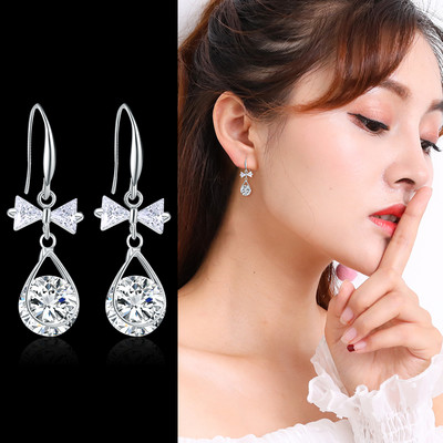 Női fülbevaló dekoratív matt gyöngyökkel és kövekkel