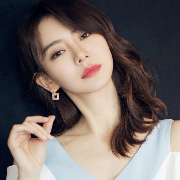 Elegáns női kis fülbevaló díszkövekkel