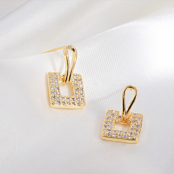 Négyzet alakú női arany fülbevaló