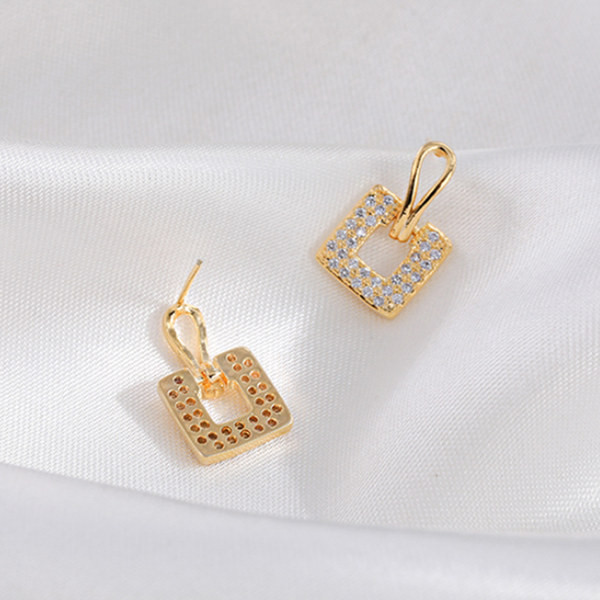 Négyzet alakú női arany fülbevaló