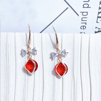 Elegáns női fülbevaló színes gyöngyökkel