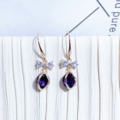 Elegáns női fülbevaló színes gyöngyökkel