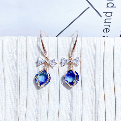 Elegáns női fülbevaló színes gyöngyökkel