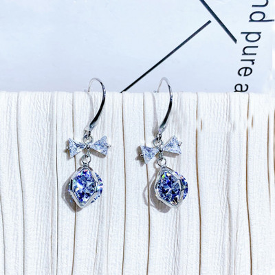 Elegáns női fülbevaló színes gyöngyökkel