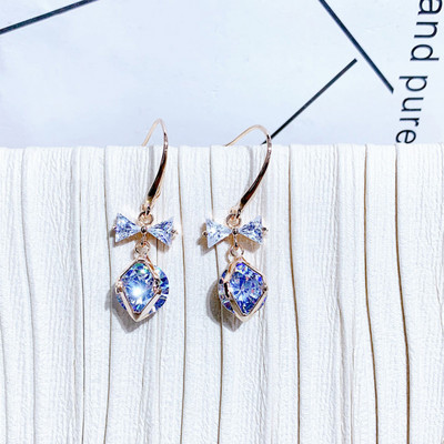 Elegáns női fülbevaló színes gyöngyökkel