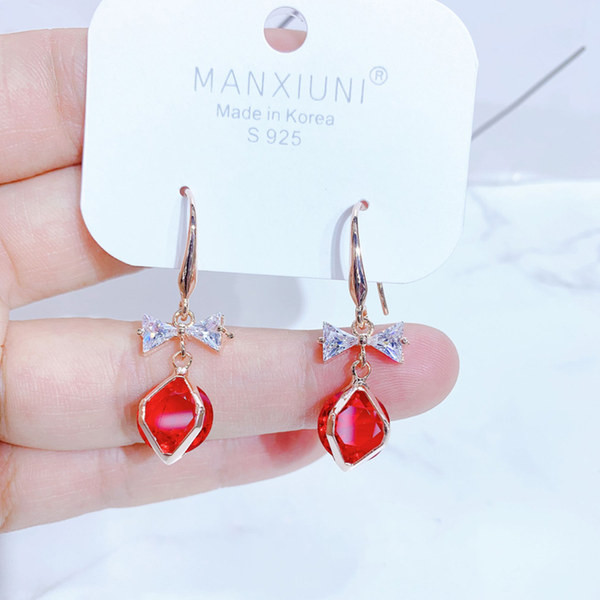 Elegáns női fülbevaló színes gyöngyökkel