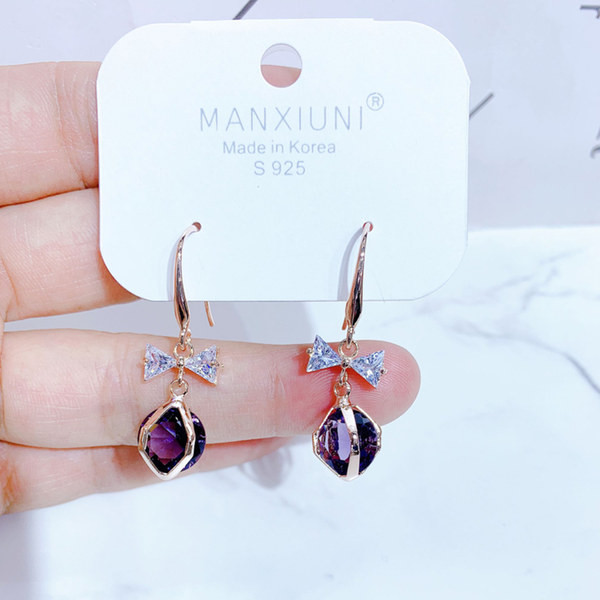 Elegáns női fülbevaló színes gyöngyökkel