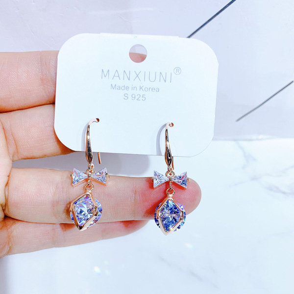 Elegáns női fülbevaló színes gyöngyökkel