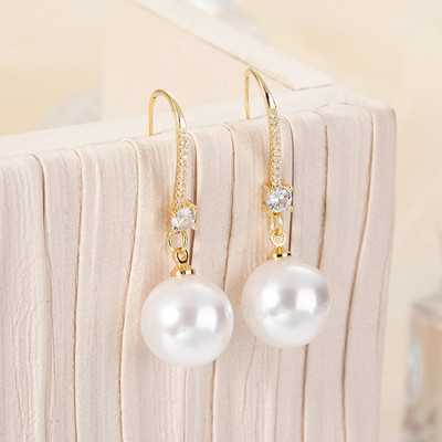 Modern női fülbevaló színes gyöngyökkel és kövekkel