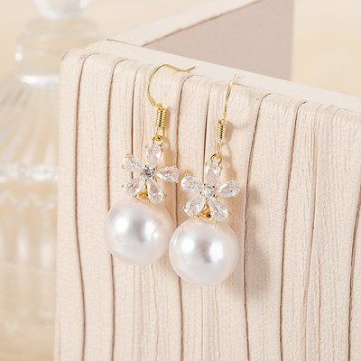 Modern női fülbevaló színes gyöngyökkel és kövekkel