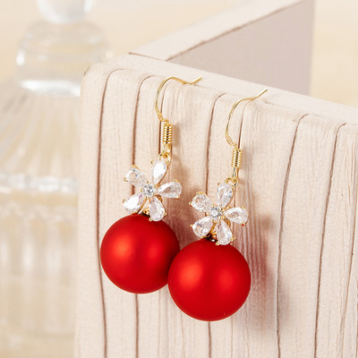 Modern női fülbevaló színes gyöngyökkel és kövekkel