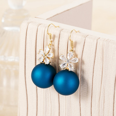 Modern női fülbevaló színes gyöngyökkel és kövekkel