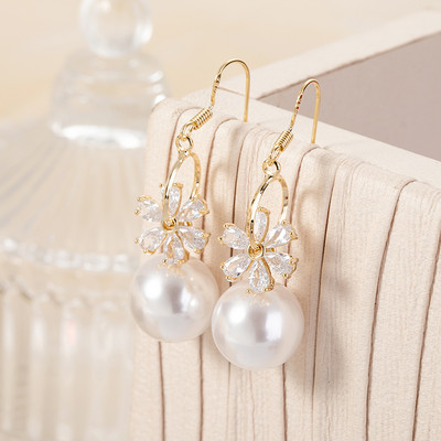 Modern női fülbevaló színes gyöngyökkel és kövekkel