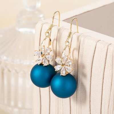 Modern női fülbevaló színes gyöngyökkel és kövekkel