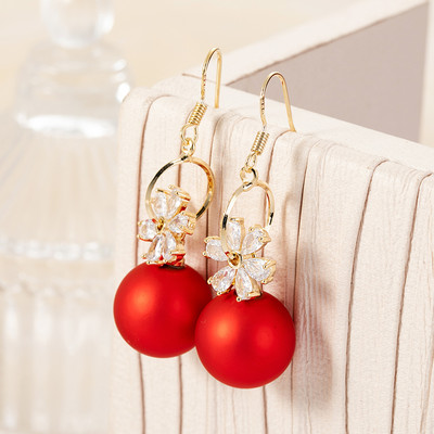 Modern női fülbevaló színes gyöngyökkel és kövekkel