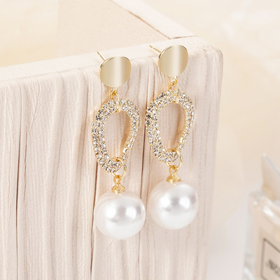 Modern női fülbevaló színes gyöngyökkel és kövekkel