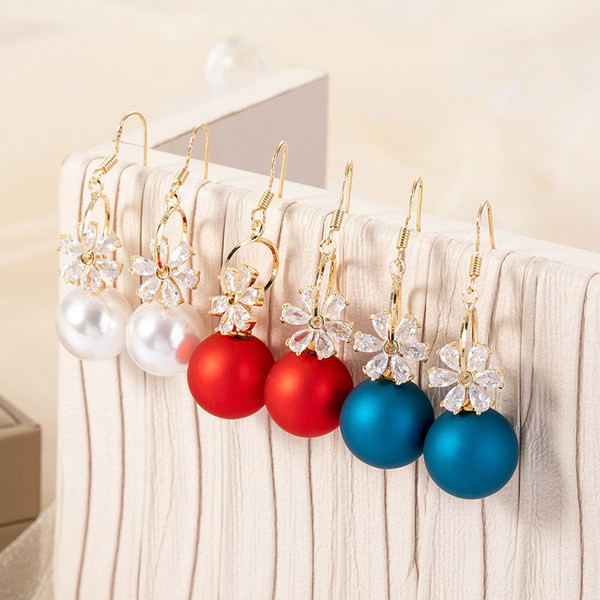 Modern női fülbevaló színes gyöngyökkel és kövekkel