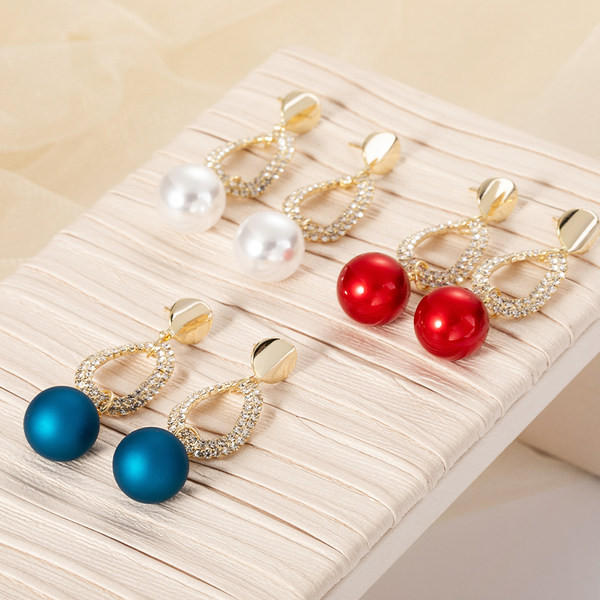 Modern női fülbevaló színes gyöngyökkel és kövekkel