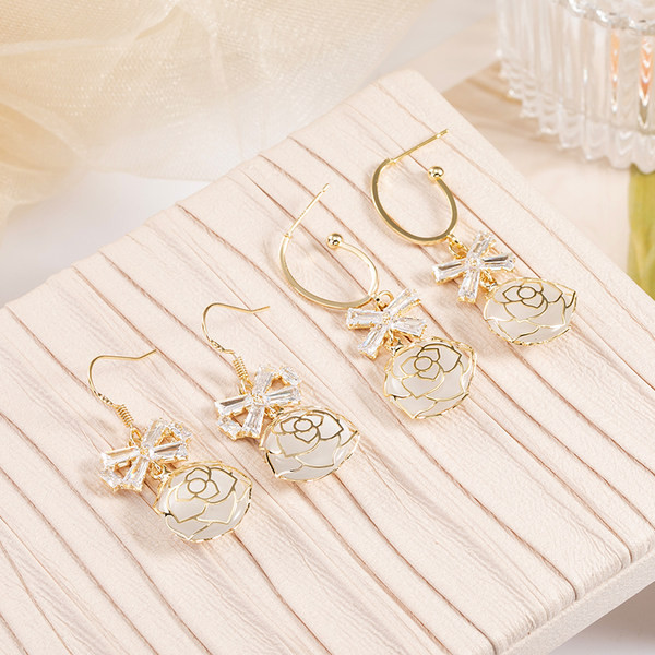 Modern női fülbevaló arany színben - többféle modell