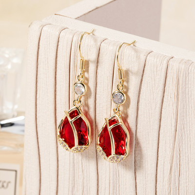 Hosszú, elegáns női fülbevaló dekoratív virágokkal és kövekkel