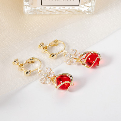 Hosszú, elegáns női fülbevaló dekoratív virágokkal és kövekkel