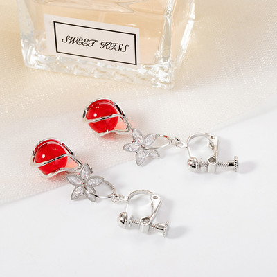 Hosszú, elegáns női fülbevaló dekoratív virágokkal és kövekkel