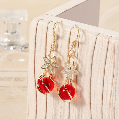 Hosszú, elegáns női fülbevaló dekoratív virágokkal és kövekkel