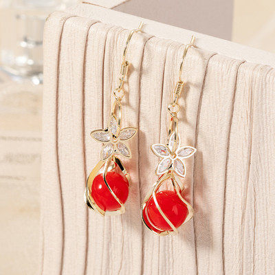 Hosszú, elegáns női fülbevaló dekoratív virágokkal és kövekkel