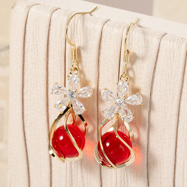 Hosszú, elegáns női fülbevaló dekoratív virágokkal és kövekkel