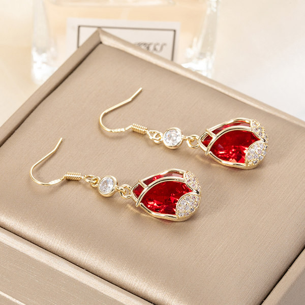 Hosszú, elegáns női fülbevaló dekoratív virágokkal és kövekkel