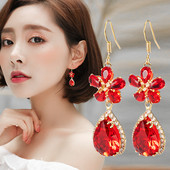 Női fülbevaló színes díszítő kövekkel