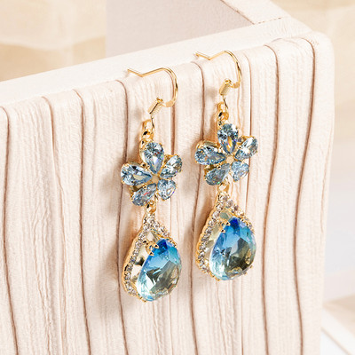 Női fülbevaló színes díszítő kövekkel