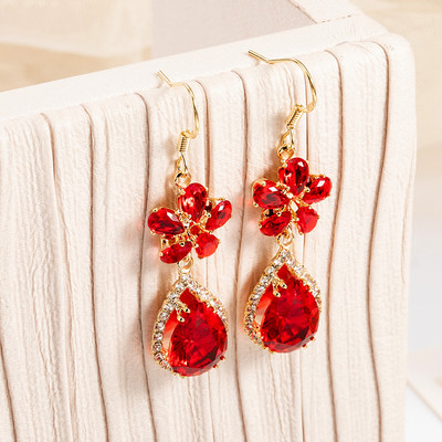 Női fülbevaló színes díszítő kövekkel