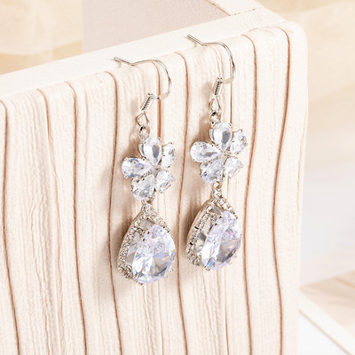 Női fülbevaló színes díszítő kövekkel