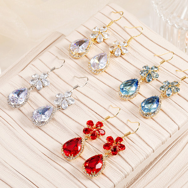 Női fülbevaló színes díszítő kövekkel