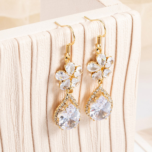 Női fülbevaló színes díszítő kövekkel